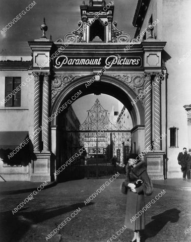 Wynne Gibson at Paramount Studios front gate in 1933 2159-31