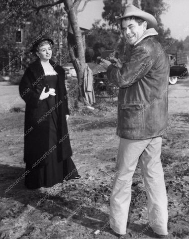 candid Jeanne Crain Glenn Ford behind the scenes Fastest Gun Alive 2174-34
