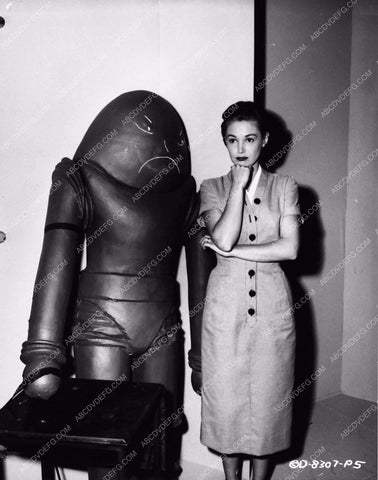 Joan Taylor and Robot behind the scenes Earth vs The Flying Saucers 2198-07