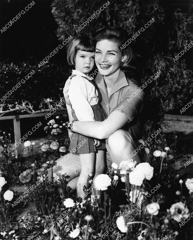 Lauren Bacall in the garden w her daughter 2253-14