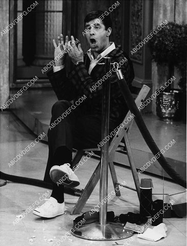 Jerry Lewis having some fun 2256-04