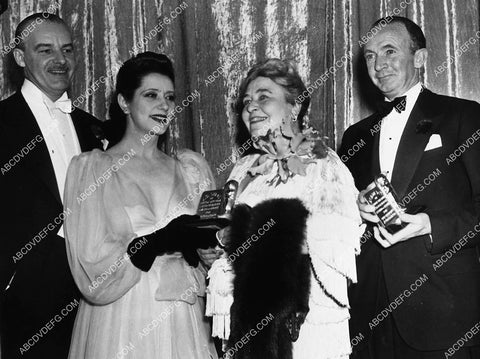 Alfred Lunt Lynn Fontanne Jane Darwell Walter Brennan at Academy Awards 2275-25