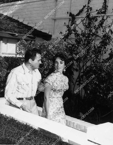 candid Michael Todd Elizabeth Taylor in the backyard 2309-20