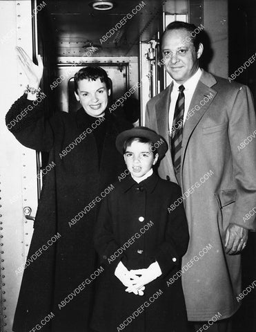 Judy Garland Liza Minnelli Sid Luft go on a train ride 2351-34