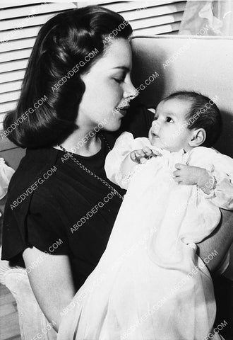 Judy Garland tends to Liza Minnelli 2351-35