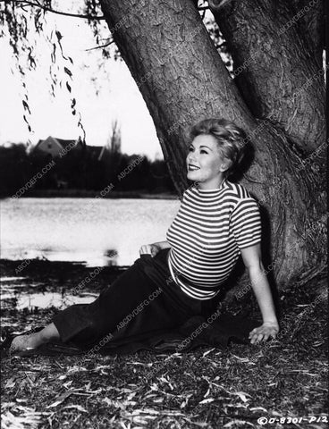 Kim Novak resting beneath tree behind the scenes 5 Against the House 2412-01