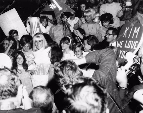 candid Kim Novak and throngs of fans Graumann's Chinese Theatre 2412-21