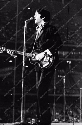 Paul McCartney and guitar on stage 2539-20