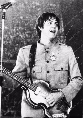 Paul McCartney and guitar on stage 2539-22