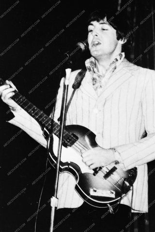 Paul McCartney and guitar on stage 2539-28