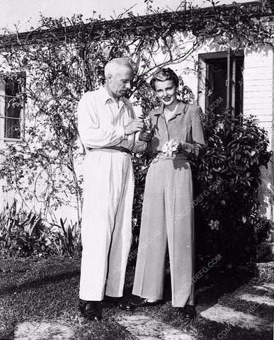 candid Howard hawks in the backyard w his wife 2540-17