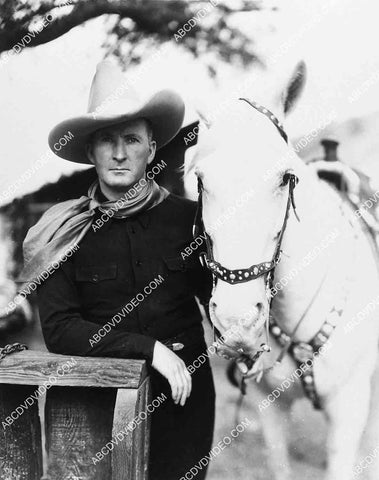 Tim McCoy posing w his horse 2721-18