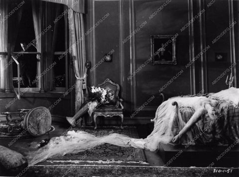 Mae Clarke passed out in classic horror film Frankenstein 2730-30 ...