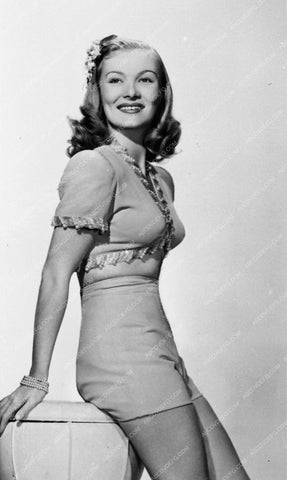 Veronica Lake cute in shorts 2749-02