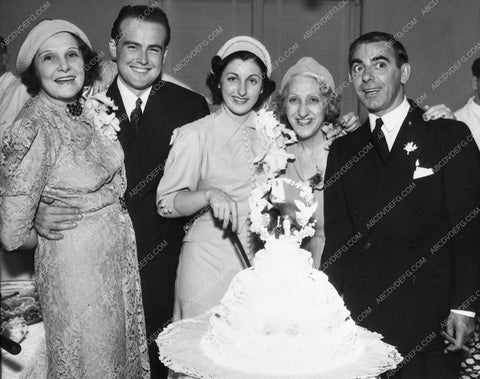 Eddie Cantor wife and daughter cutting wedding cake 2813b-21