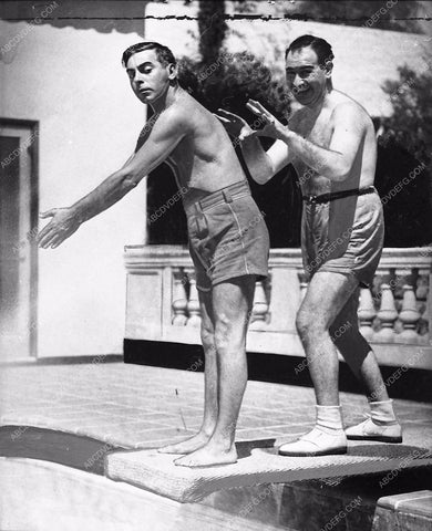 candid shirtless Eddie Cantor Parkyarkarkus enjoy swimming pool 2813b-23