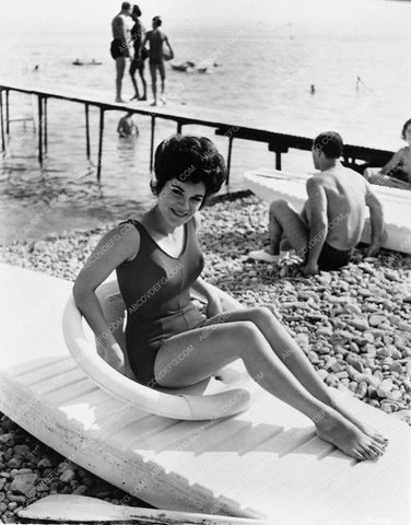 Connie Francis in swimsuit on the beach 2818-08