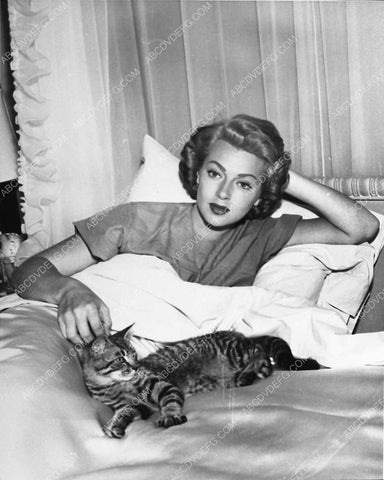 Lana Turner laying down w her cat 2864-21