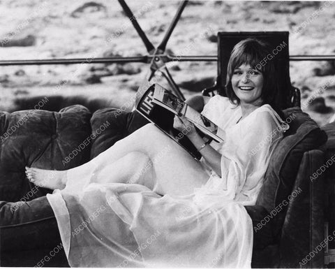 Valerie Perrine reading Life magazine film Slaughterhouse 5 2886-17