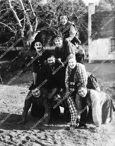 2926-001 Stan Laurel, James Finlayson, Mickey Daniels, Leo Willis and others pyramid stack 2926-001