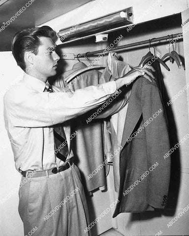 2929-020 candid Robert Wagner in his dressing room 2929-020