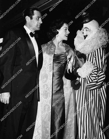 2959-012 Jeanne Crain and husband Paul Brooks meet some circus or TV clown 2959-012