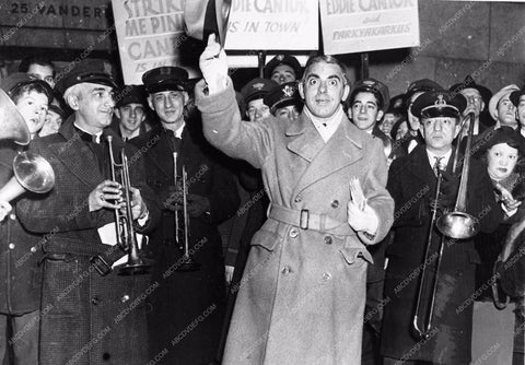 Eddie Cantor candid in public Strike Me Pink 3002-23