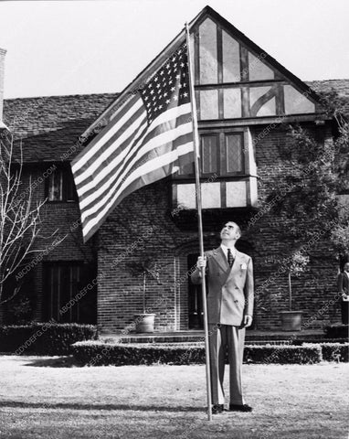 Eddie Cantor with American flag 3002-24