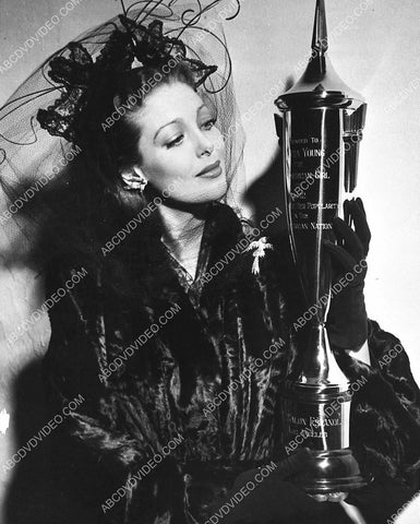 Loretta Young with an award from Salon Espanol 3040-08