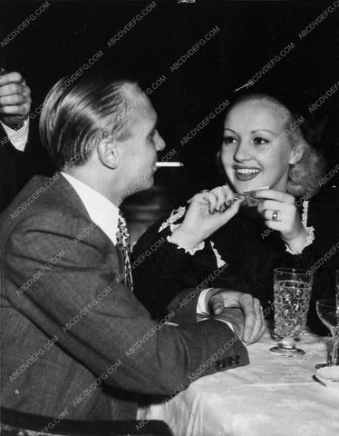 Betty Grable dining out 3049-06