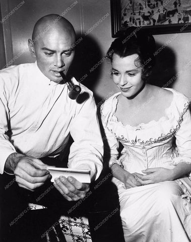 Yul Brynner candid behind the scenes 3068-13