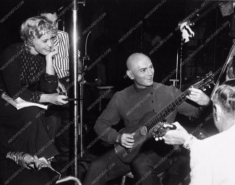 Yul Brynner candid behind the scenes 3068-14