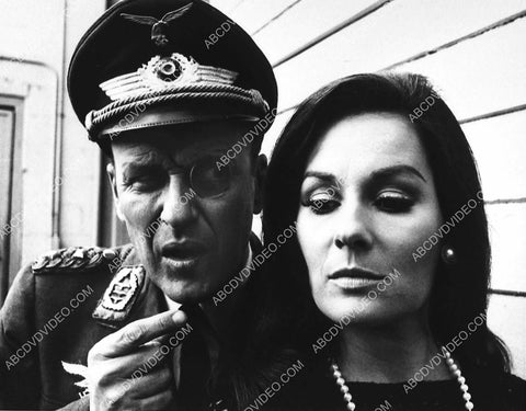 Werner Klemperer and unknown guest star TV Hogan's Heroes 3077-15