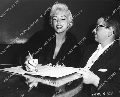 young lucky fan gets Marilyn Monroe to sign his book 3084-34