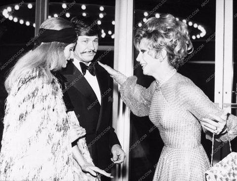 candid Jill Ireland Charles Bronson greeted by Ruta Lee 3095-26