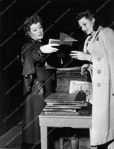 candid Greer Garson behind the scenes Her 12 Men 3104-16