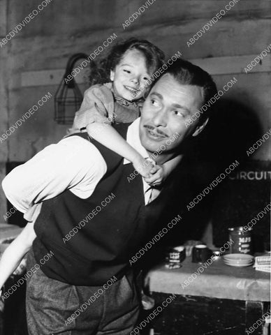 candid Barry Sullivan w his daughter I think 3197-30