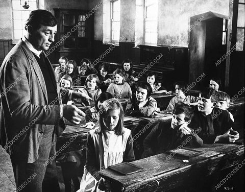Robert Mitchum teaching the classroom film Ryan's Daughter 3341-34