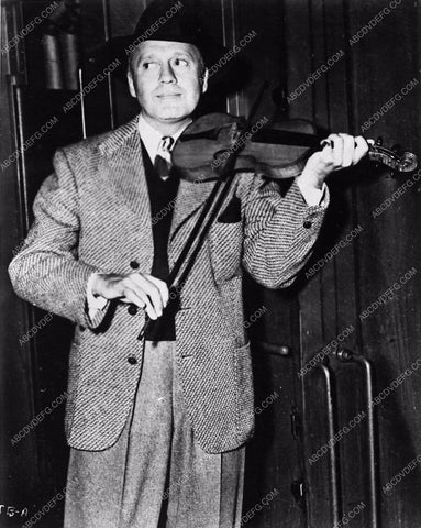 Jack Benny playing his violin 3401-23