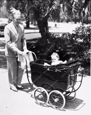 Jack Benny with baby in carriage 3402-32
