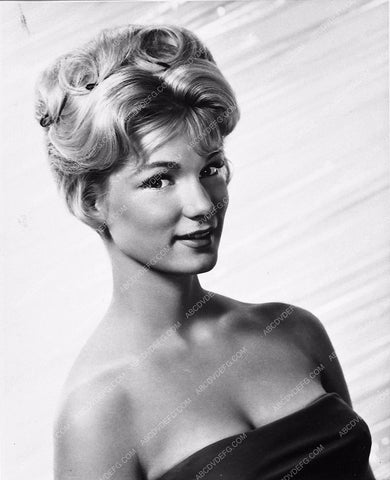 Yvette Mimieux beautiful in strapless gown 3406-11
