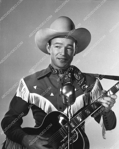 Roy Rogers w his guitar 3455a-28