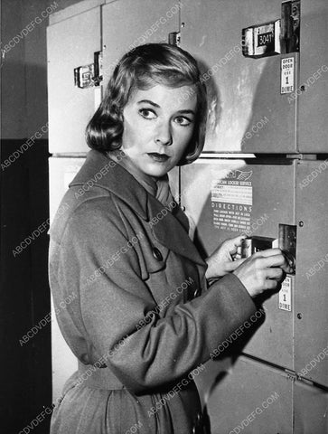 Vera Miles at coin-op lockers TV The Twilight Zone ep Mirror Image 3486-20