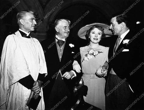 Greer Garson Walter Pidgeon and cast film The Miniver Story 3490-29