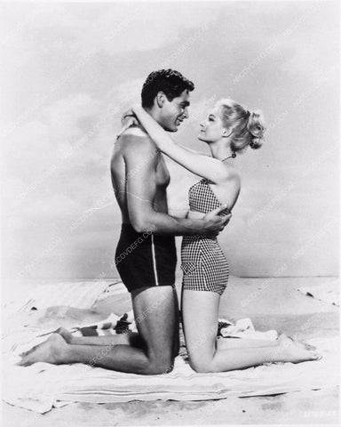 Jim Hutton Yvette Mimieux in swimsuits film Where the Boys Are 3543a-03