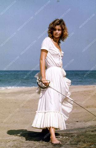 beautiful Genevieve Bujold on the beach ready for fencing 35m-1051