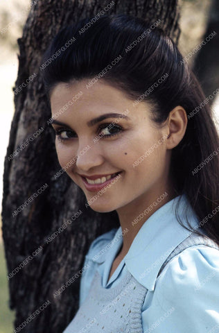 lovely Victoria Principal outdoors portrait 35m-11251