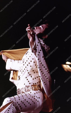 Elvis Presley taking a bow on stage 35m-11327