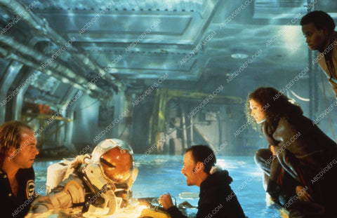 Mary Elizabeth Mastrantonio J.C. Quinn and cast film The Abyss 35m-12320