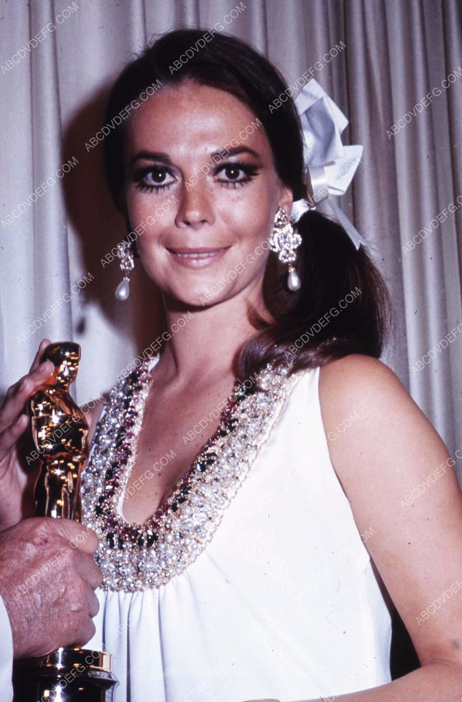 Natalie Wood w her Academy Award Statue 35m-13095 – ABCDVDVIDEO